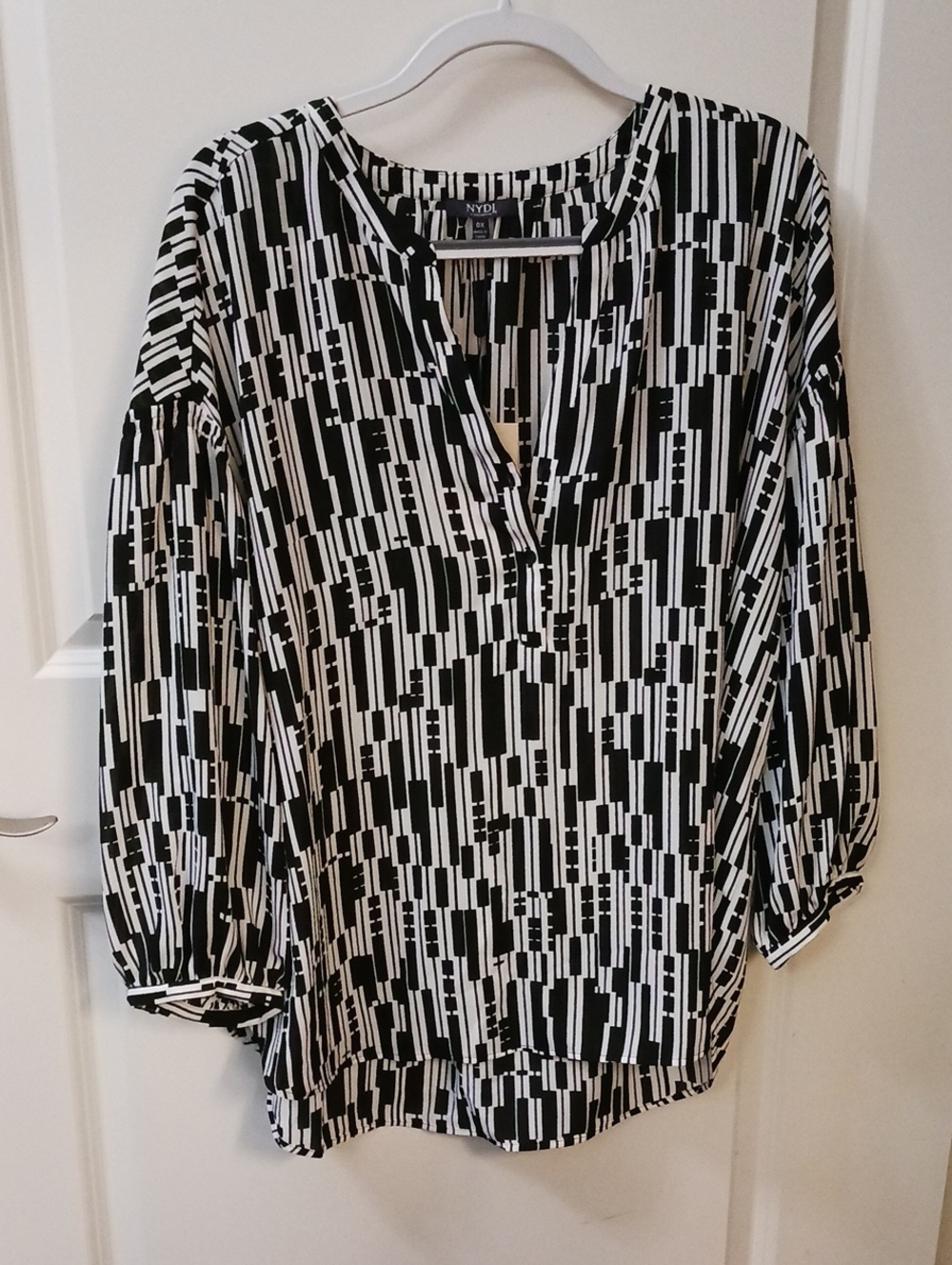 NYDJ Black & White Printed V-Neck Blouse